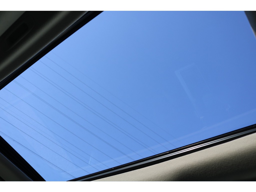 サンルーフも標準装備です！太陽光、新鮮な空気を取り入れ車内はとても快適に！晴れた日のロングドライブには欠かせない人気装備です！チルトアップ、スライド開閉と２段階の操作が可能です！