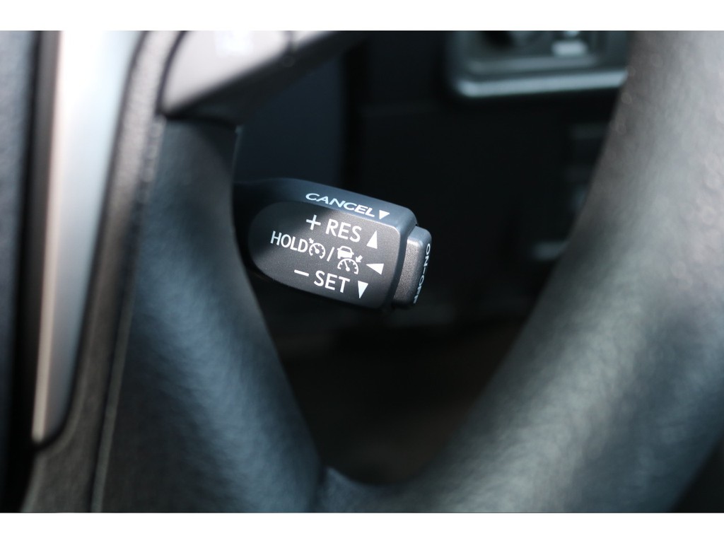 ミリ波レーダーと単眼カメラからの情報により、先行車を認識し、設定した車速内で車速に応じた適切な車間距離を保ちながら追従走行してくれる、レーダークルーズコントロール付きです★