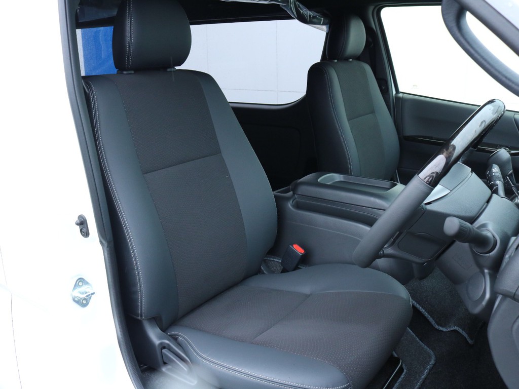 運転席シート、専用ハーフレザーシート！