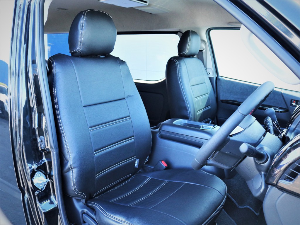 運転席シート、黒革調シートカバー付き！