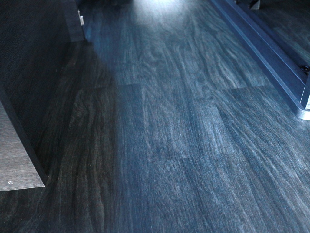 黒木目調　重歩行フロア施工済み♪