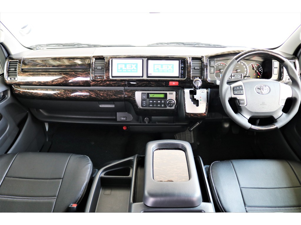 高級感のあるマホガニー調インテリアパネル！