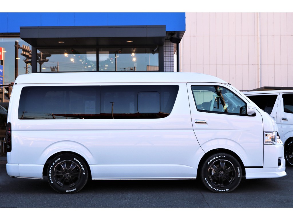 綺麗な店舗と明るいスタッフ一同、御来店をお待ちしております！ 厚木インター店全員でお力添えさせて頂きます！