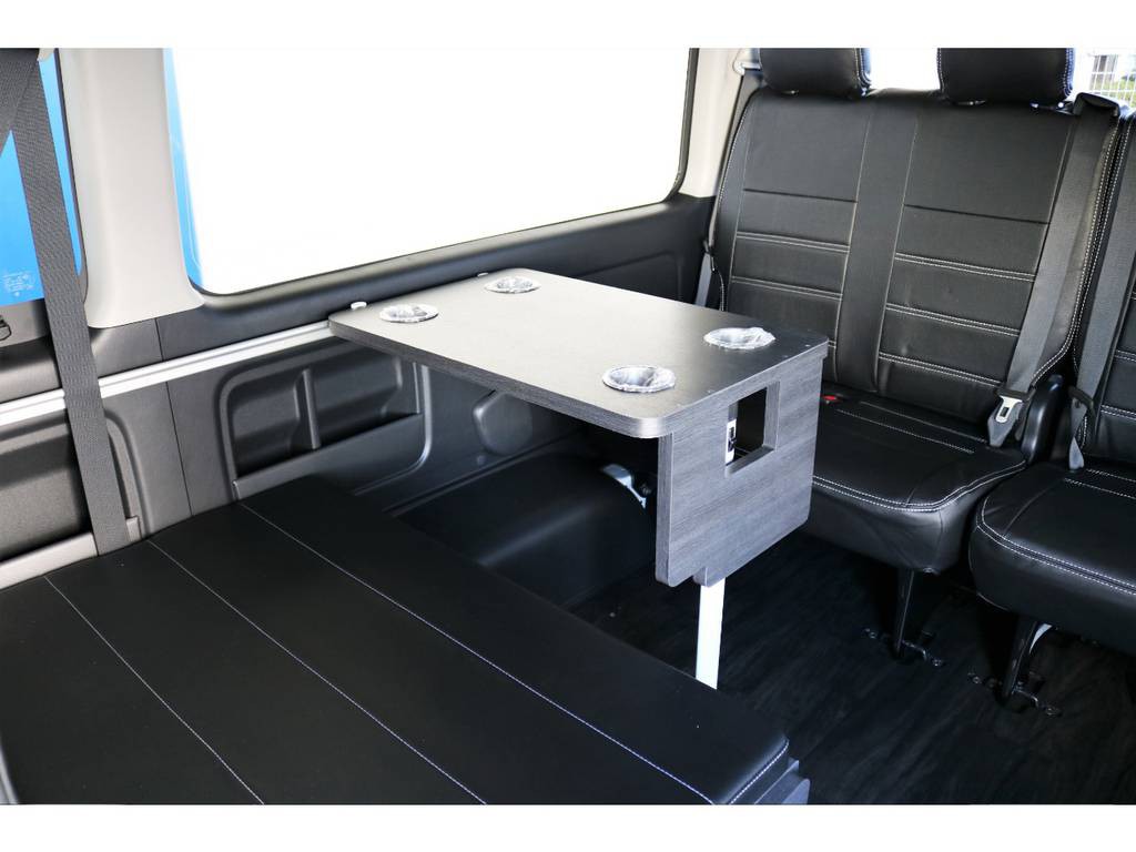 皆様でワイワイ楽しめる対面座席モード！ドリンクホルダー付きテーブルも標準装備しております！