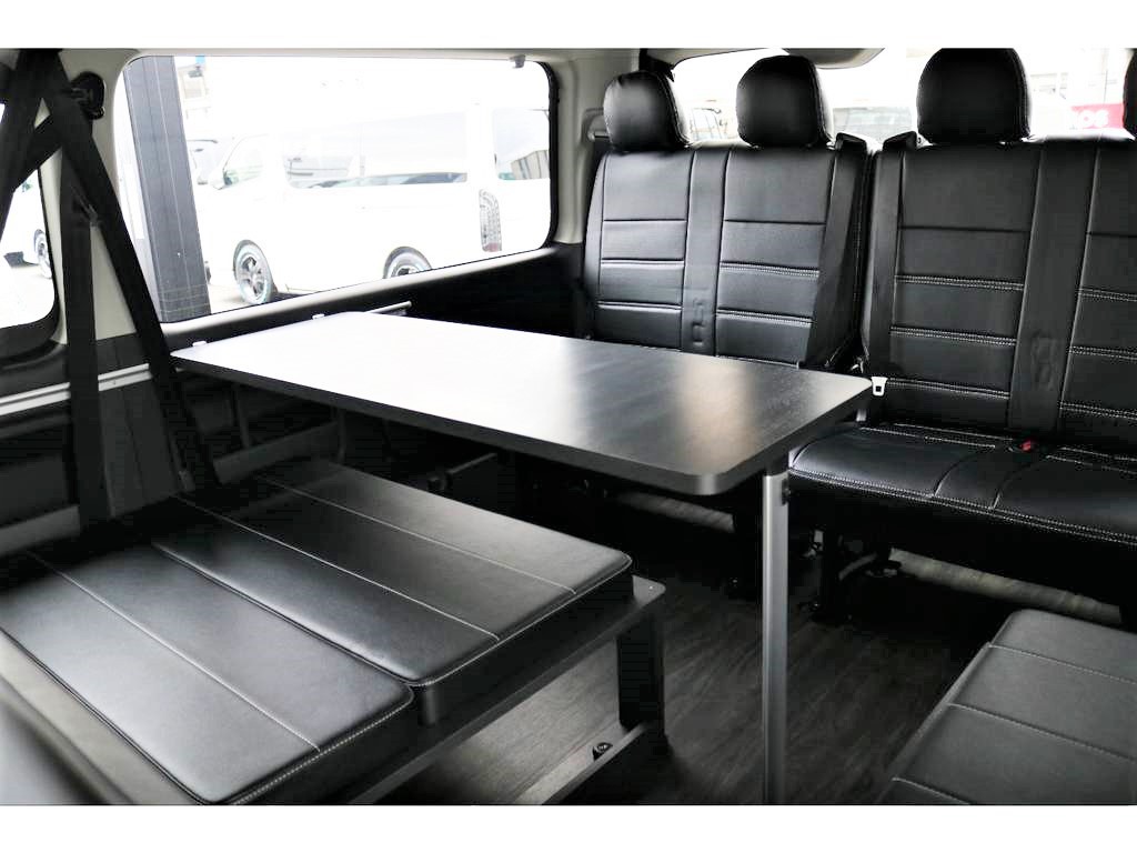 車内でワイワイ楽しみながら食事も楽しめるテーブル付！
