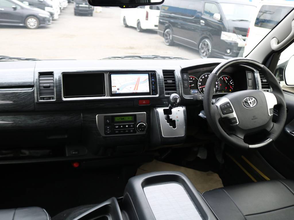 運転席周りは黒木目のインテリアパネルキットを装着！