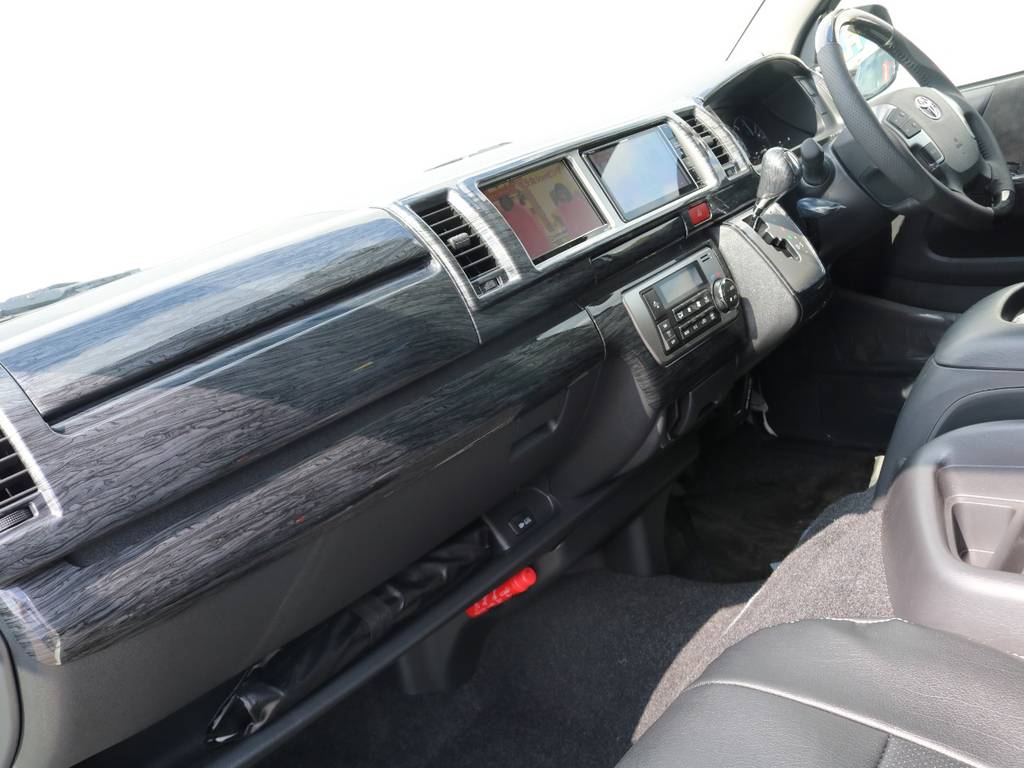 運転席周には黒木目調のインテリアパネルキットを装着♪