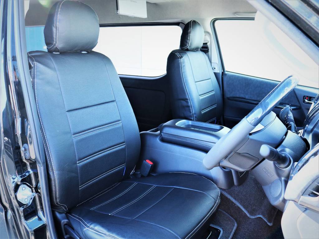 運転席シート、黒革調シートカバー付き！