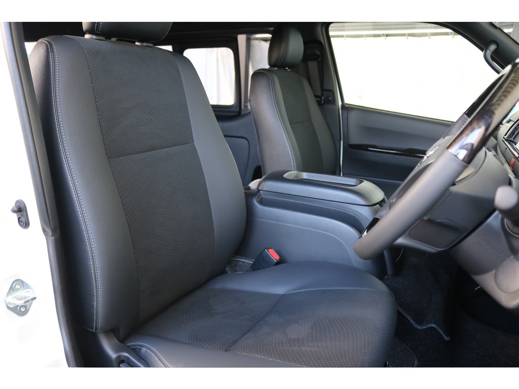 運転席開口部です。ハーフレザー調シートとダークグレーの色合いが落ち着いた空間を演出しています!!