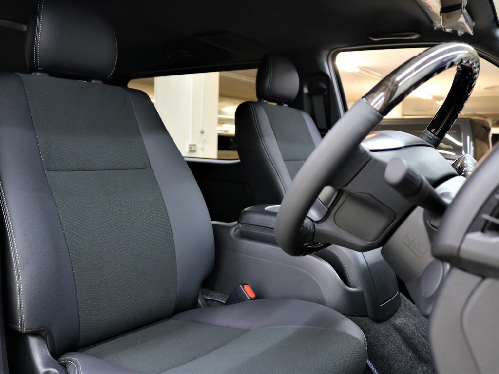 特別仕様車ダークプライム２専用ハーフレザーシート！