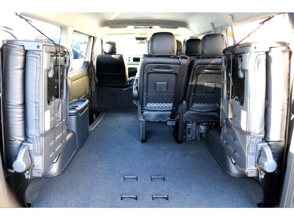 最後席を跳ね上げれば荷物もたくさん積めます！！