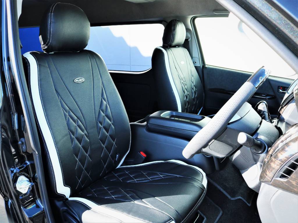 運転席シート、シートカバー付き！