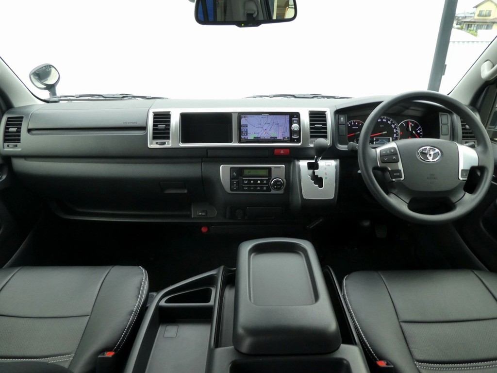 天井も高く居住性の良いコックピットですよ☆彡