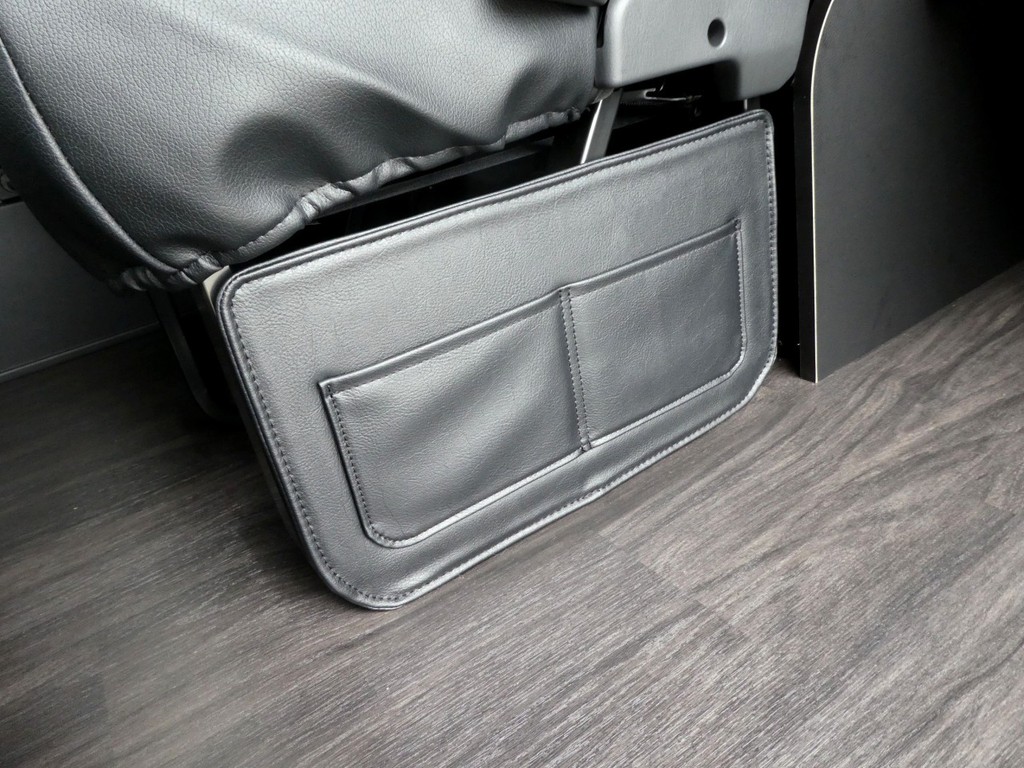 ２列目シート側面のフットパネルは小物入れ付きですよ☆