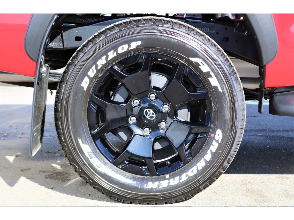 グロスブラックの純正ホイールがかっこいい！！赤と黒の組み合わせって最強じゃないですか？？