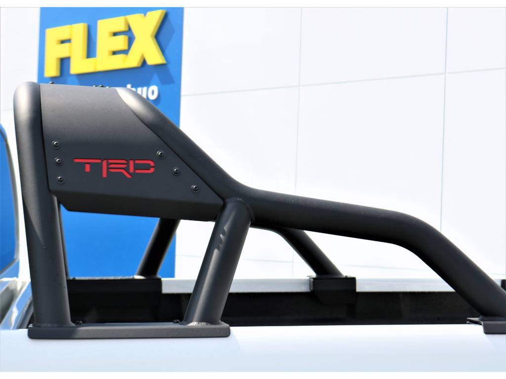 TRDのスポーツバー付き！その他多数TRDパーツ取り付け済みです。