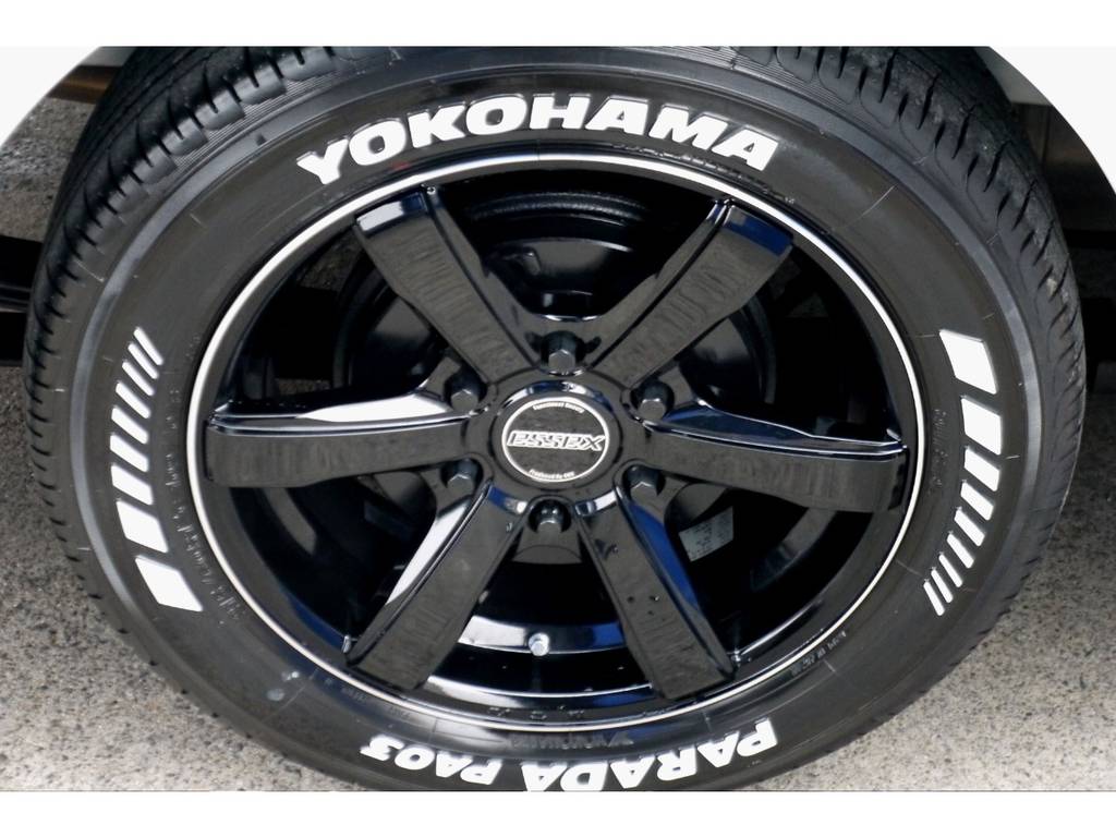 足元にはＥＳＳＥＸ ＥＣ１７インチアルミにＹＯＫＯＨＡＭＡ ＰＡＲＡＤＡタイヤをセット！！