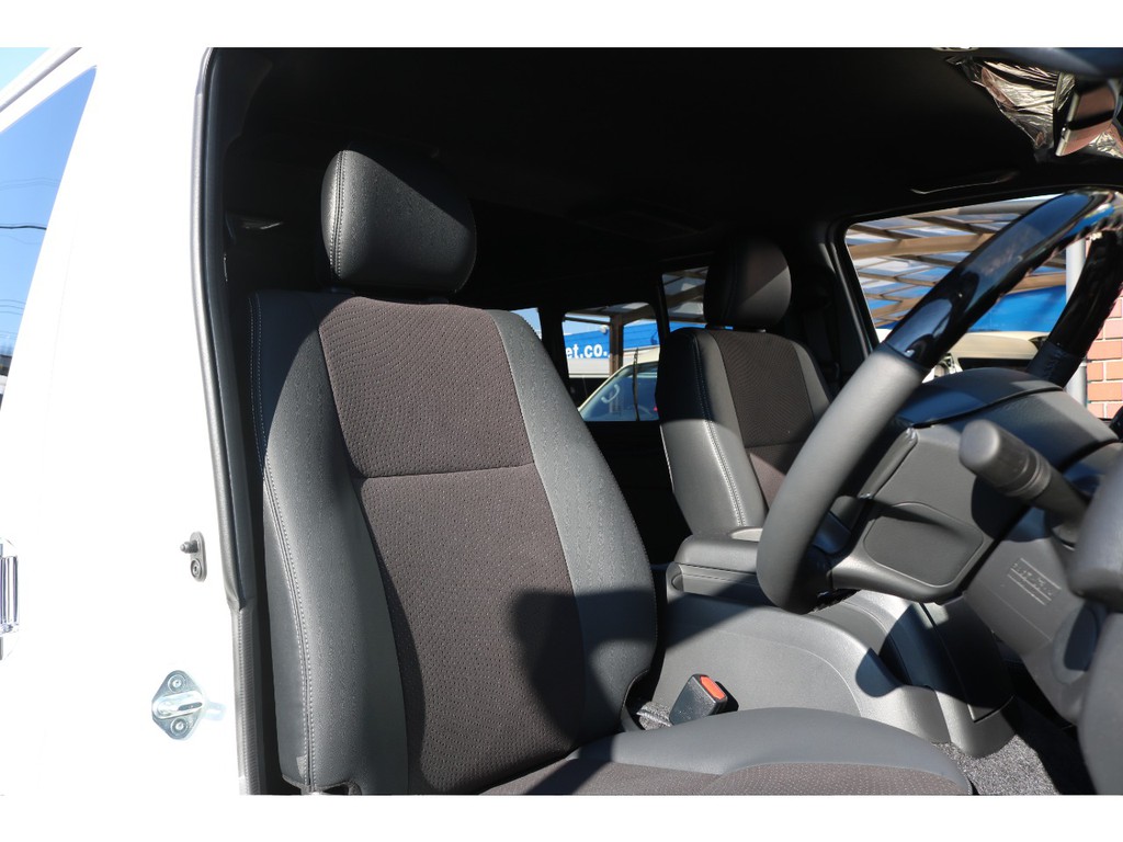 特別仕様車専用ハーフレザーシート！