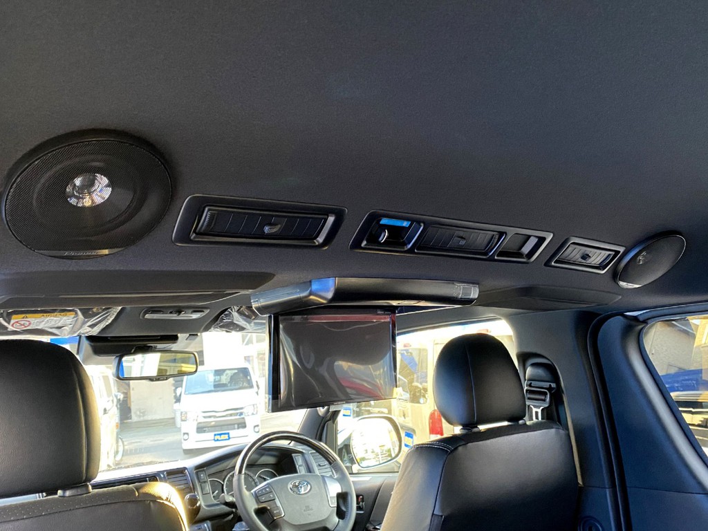 後席専用ルーフスピーカーもついてますよ☆
