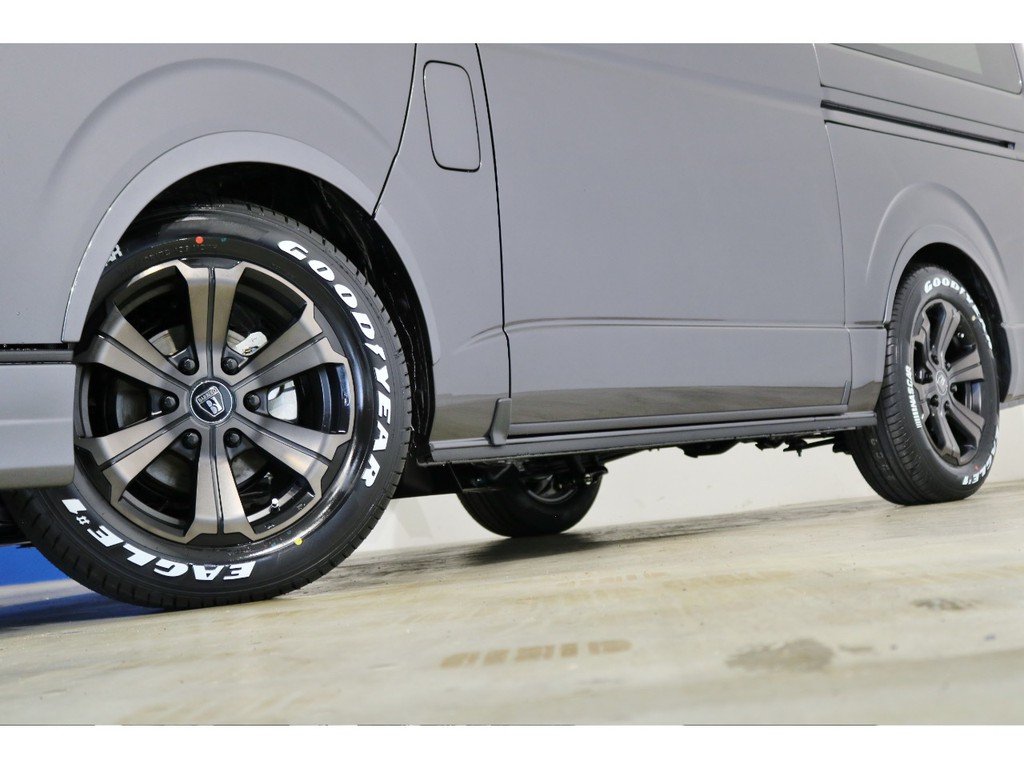 ＦＬＥＸ専用カラーのバルベロ１７インチアルミホイール（アーバングランデ）＆グッドイヤー　ナスカータイヤ！車検対応のＦＬＥＸオリジナルフェンダーも装着！