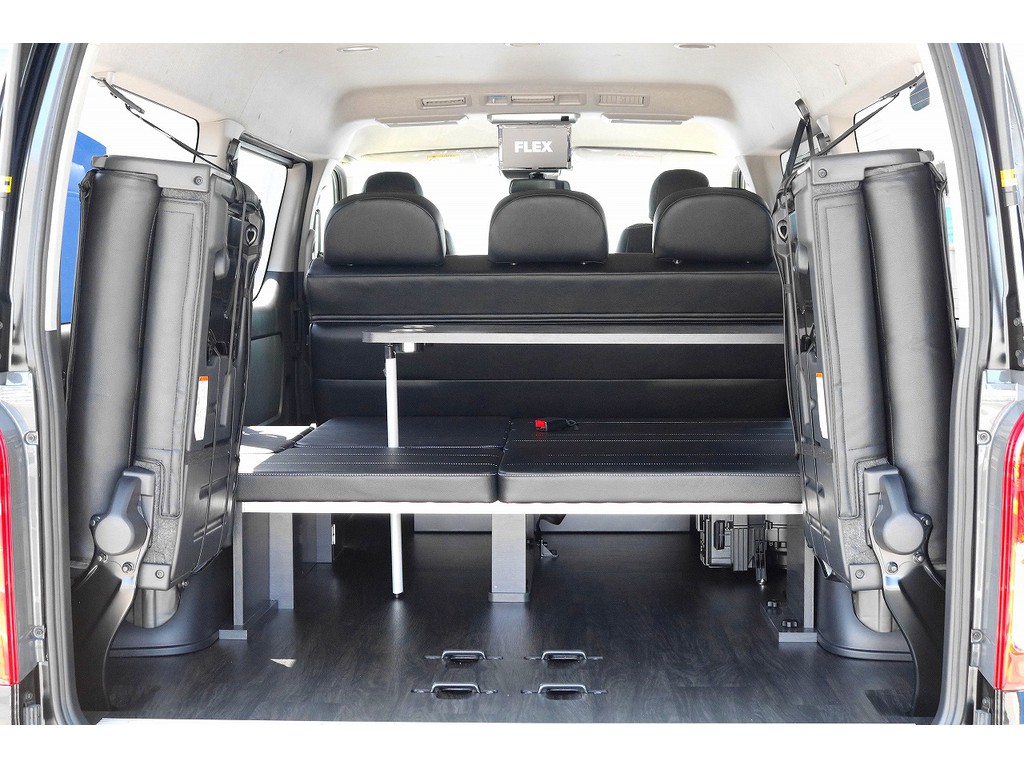 ベッド部分には広々のテーブルが装着済み！！