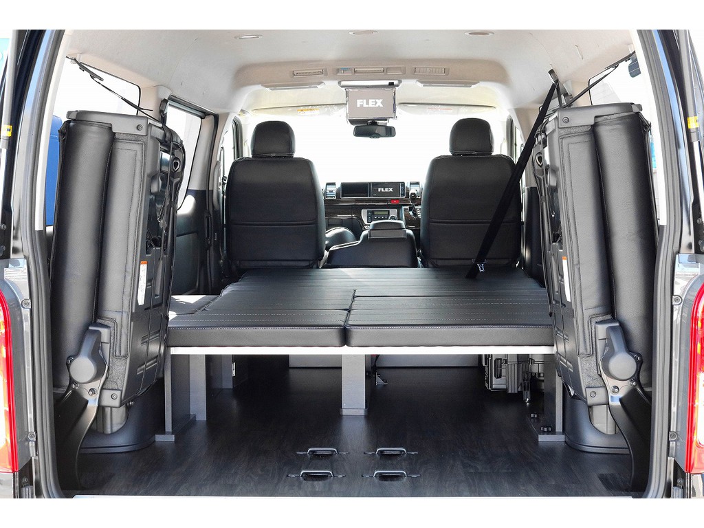 ２列目以降は全てフルフラットになります☆彡リアゲートから約３ｍ近いベッドキットの誕生ですね☆彡