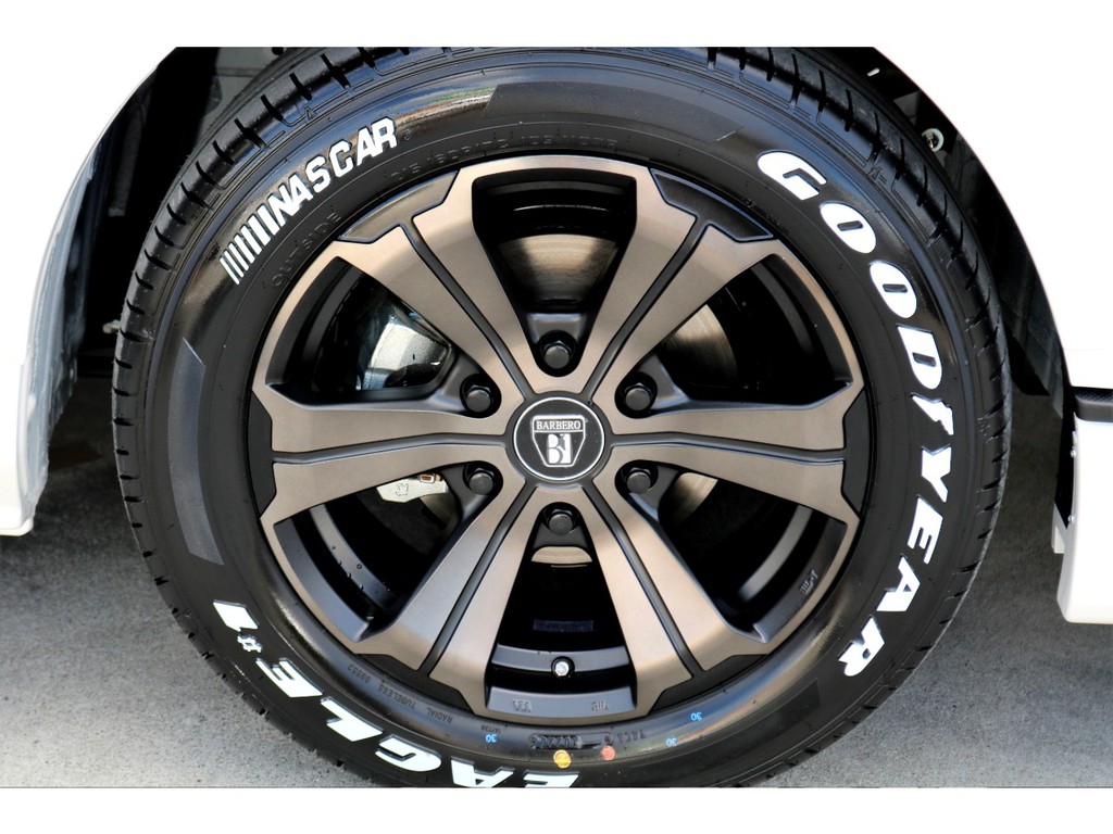 足元にはＦＬＥＸオリジナルカラー バルベロＵＧ１７インチアルミにナスカー ホワイトレタータイヤをチョイス！！