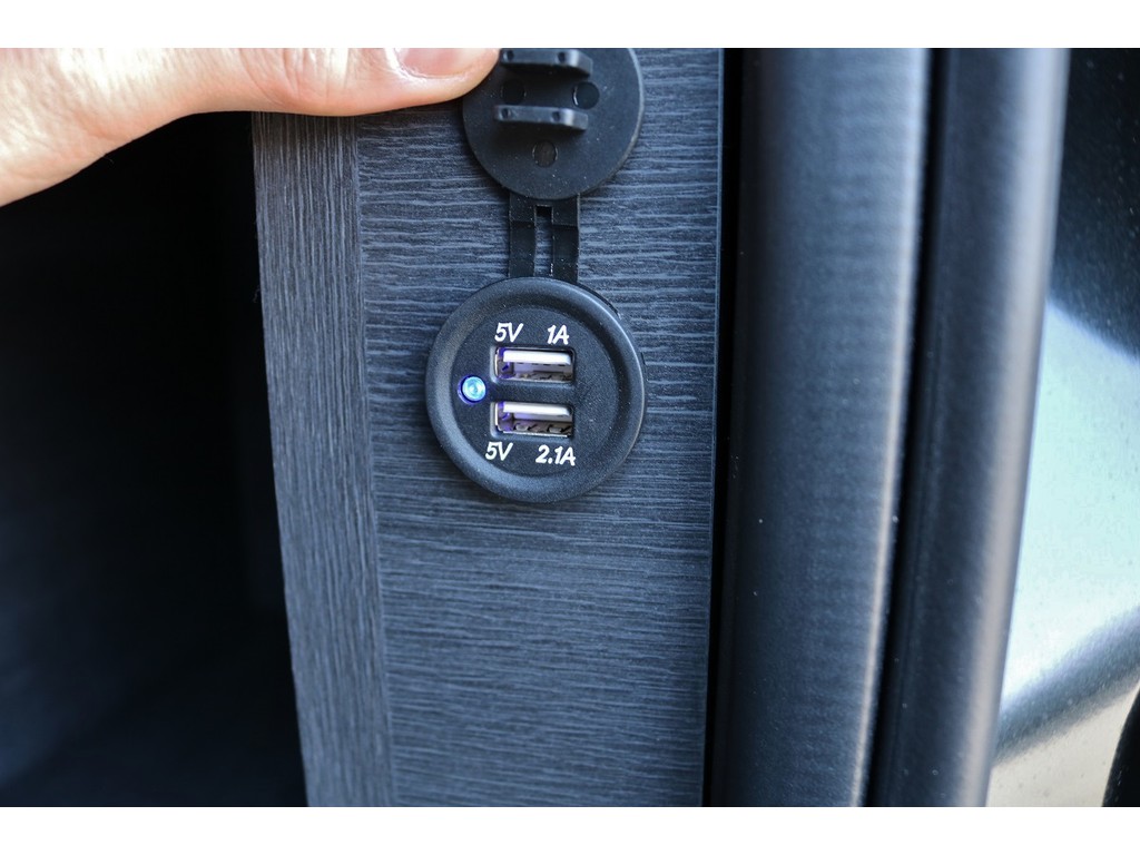 スライドドア手前にはUSBポートも御座いますのでスマホなどの充電スペースとしてもご活用いただけます！