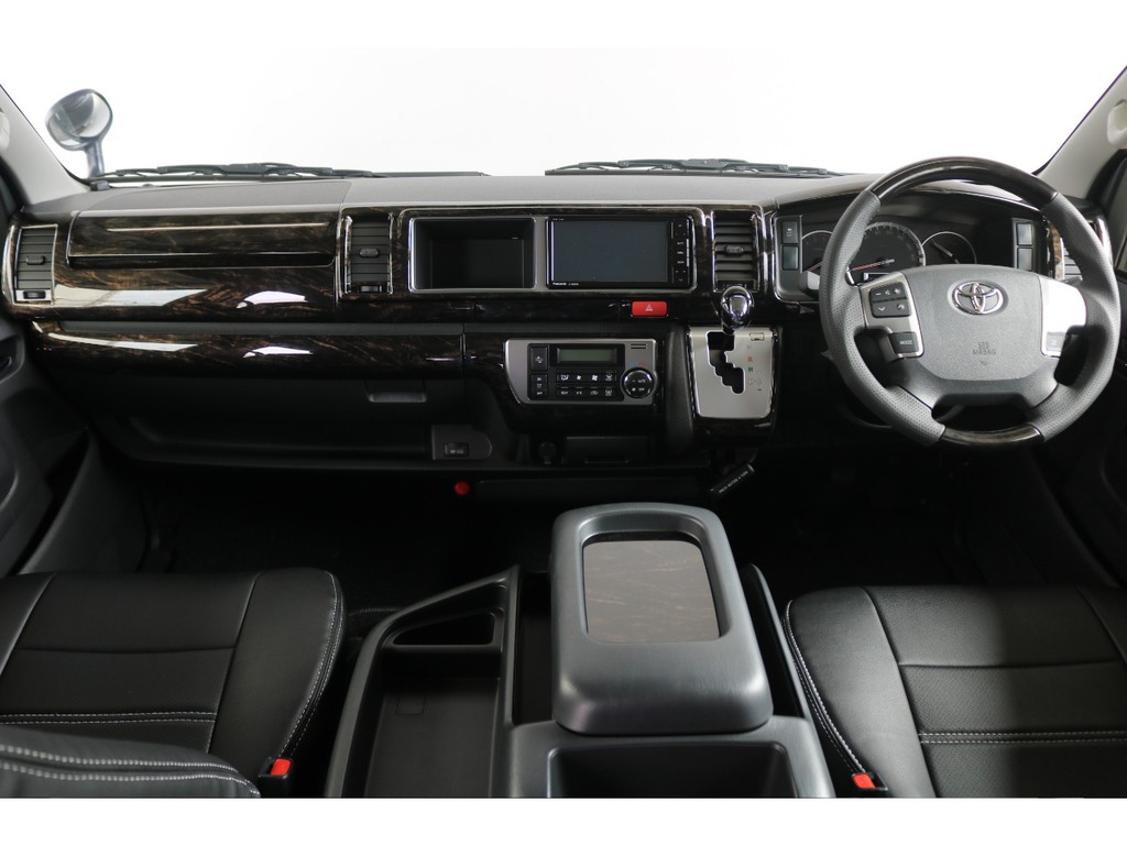 インパネ黒木目調パネル、ハンドル、シフトノブの3点セット装着で上品な内装に！