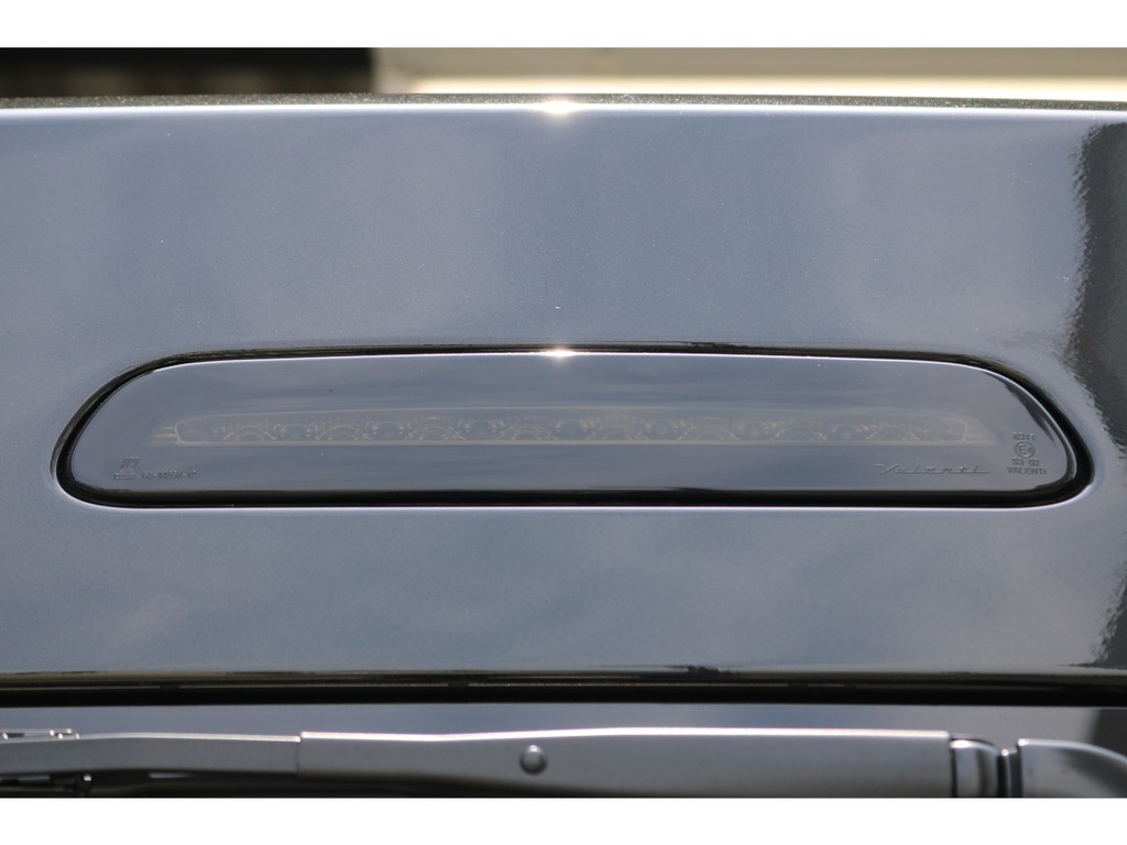 ヴァレンティ製スモークLEDハイマウント！黒いボディに溶け込みつつカスタム感アップです！