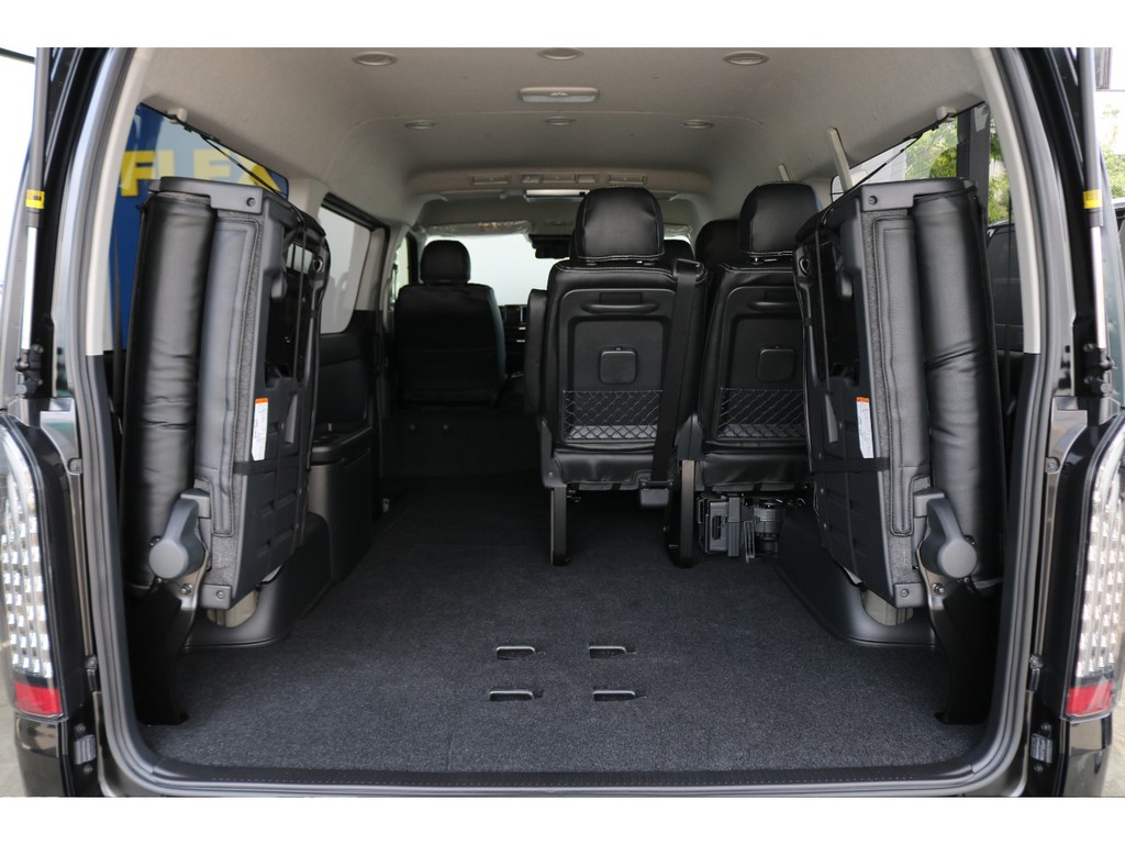 4列目シートは左右跳ね上げ可能で大きい荷物も楽々乗せれます！