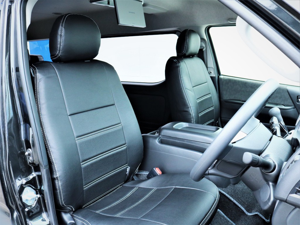 運転席シート、黒革調シートカバー付き！