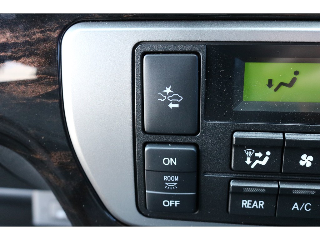 トヨタセーフティセンス付きなので安心してお乗り頂けます(^^♪追加でコーナーセンサー等も施工可能です！