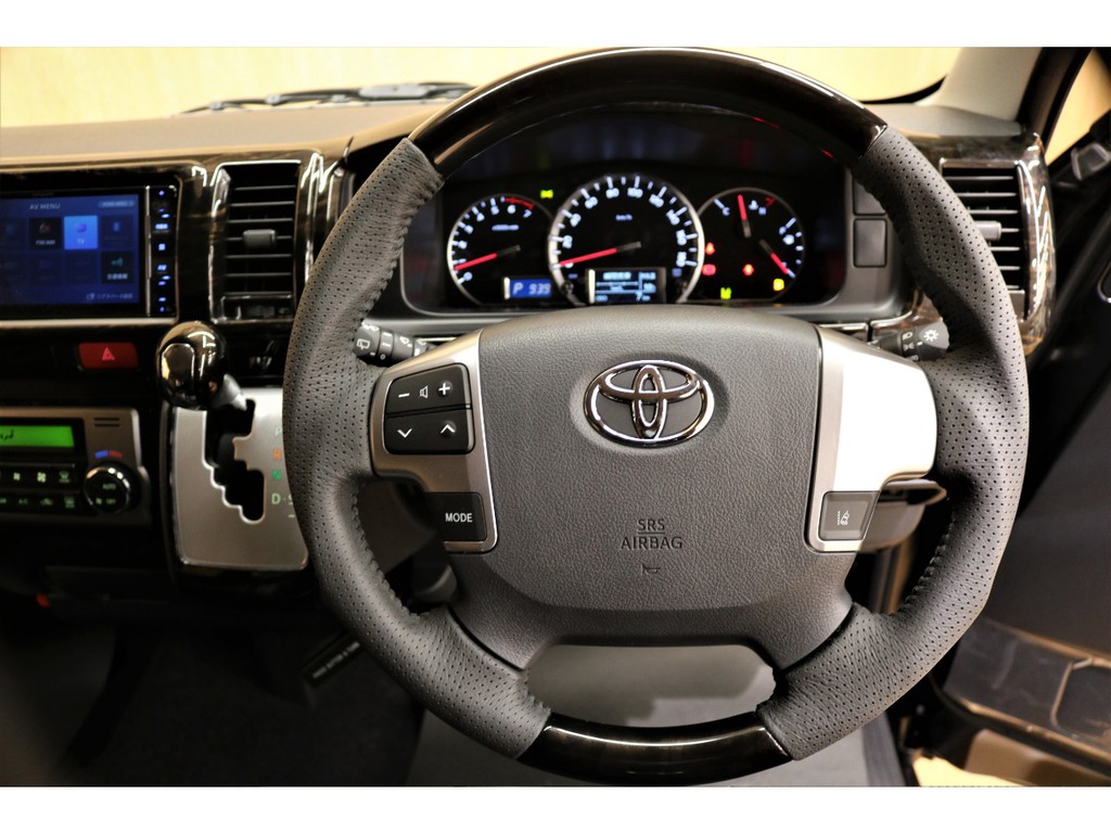 【運転が楽しくなるコックピット】ガングリップのステアリングが握りやすくて、ドライブが楽しくなりますよ♪