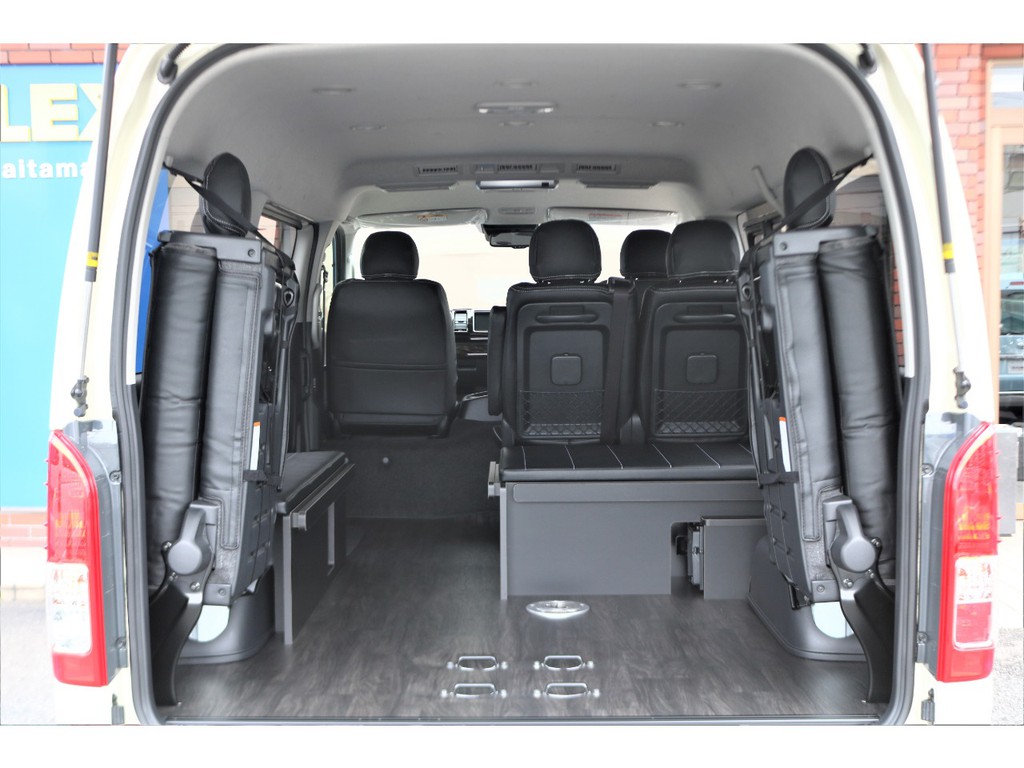 シート跳ね上げによりアウトドアグッズもたくさん詰め込めます！