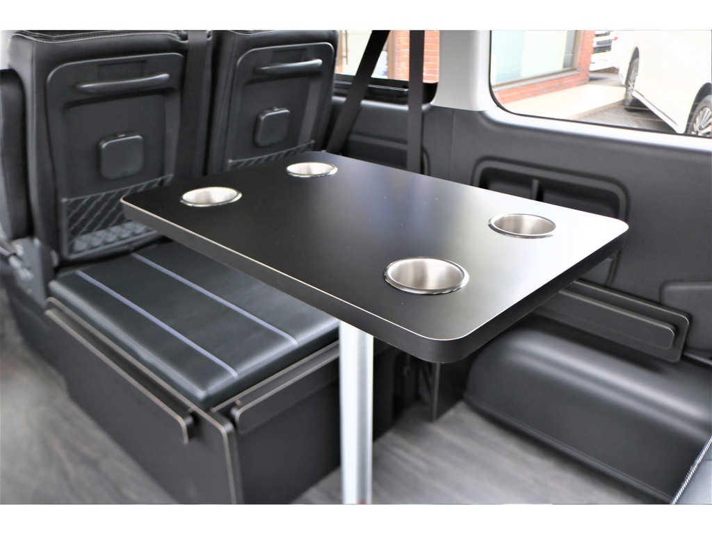 カップホルダー付きのセンターテーブルは脱着可能です！