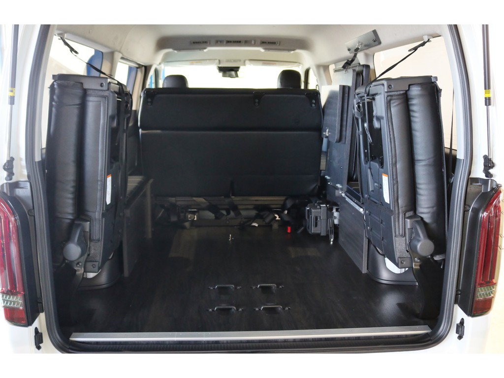 リアの床は重歩行用フローリング！最後列シートを左右に跳ね上げれば荷物もタップリ積めちゃいます！