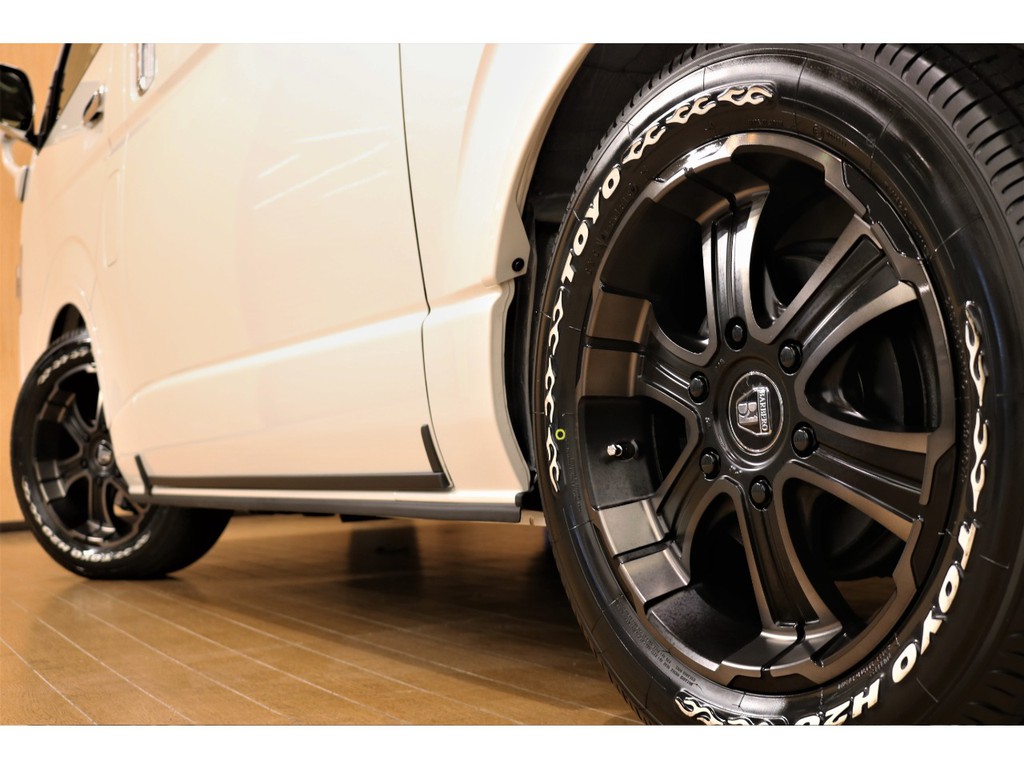 【当社オリジナル１７インチアルミホイール＆車検対応ＴＯＹＯホワイトレタータイヤ標準装備】