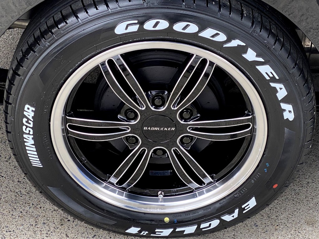 足元には４１５ＣＯＢＲＡ バットラッカーⅣ １７インチアルミにナスカータイヤをインストール！！