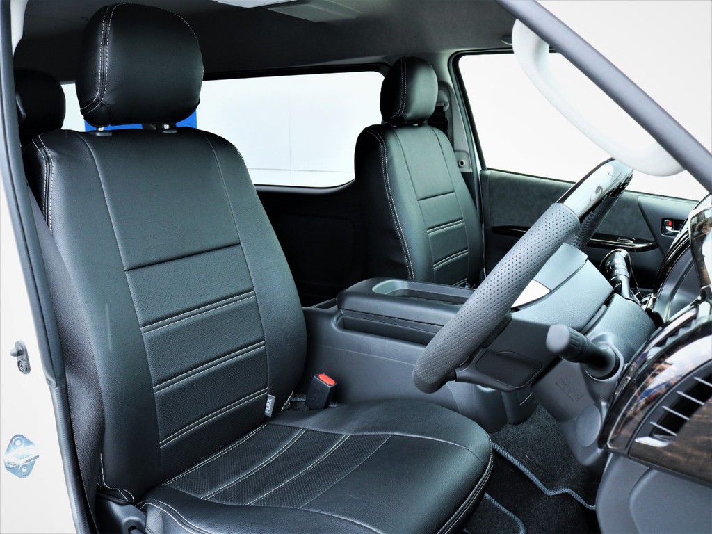 運転席シート、黒革調シートカバー付き！