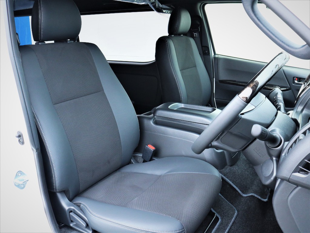 運転席シート、専用ハーフレザーシート！