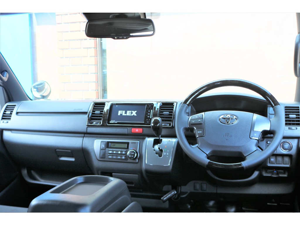 運転席は高級感ある仕上がりとなっています！