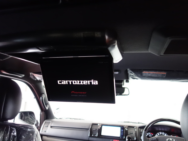 新車ハイエースＶダークプライムⅡ床張りベットＫＩＴフリップダウン、ルーフスピーカー装備のファミリーパッケージ完成致しました！！