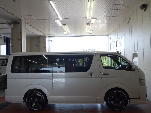 新車ハイエースＶダークプライムⅡ床張りベットＫＩＴフリップダウン、ルーフスピーカー装備のファミリーパッケージ完成致しました！！