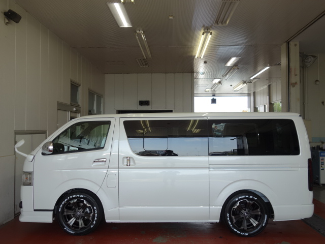 新車ハイエースＶダークプライムⅡ床張りベットＫＩＴフリップダウン、ルーフスピーカー装備のファミリーパッケージ完成致しました！！