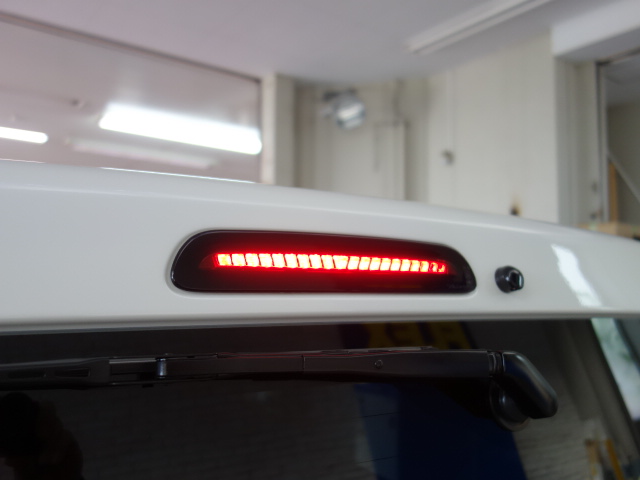 新車ハイエースＶダークプライムⅡ床張りベットＫＩＴフリップダウン、ルーフスピーカー装備のファミリーパッケージ完成致しました！！