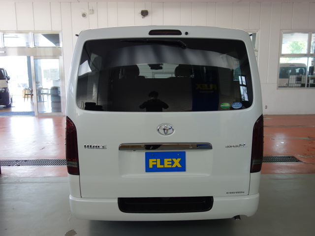 新車ハイエースＶダークプライムⅡ床張りベットＫＩＴフリップダウン、ルーフスピーカー装備のファミリーパッケージ完成致しました！！