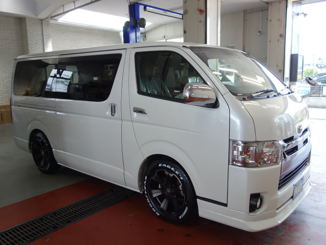 新車ハイエースＶダークプライムⅡ床張りベットＫＩＴフリップダウン、ルーフスピーカー装備のファミリーパッケージ完成致しました！！