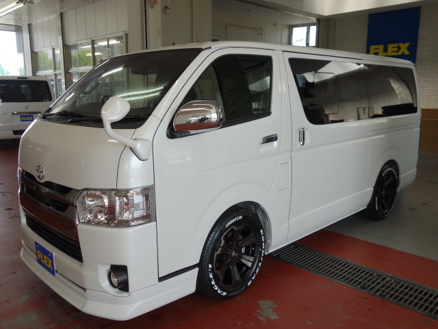 新車ハイエースＶダークプライムⅡ床張りベットＫＩＴフリップダウン、ルーフスピーカー装備のファミリーパッケージ完成致しました！！