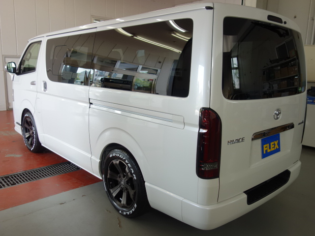 新車ハイエースＶダークプライムⅡ床張りベットＫＩＴフリップダウン、ルーフスピーカー装備のファミリーパッケージ完成致しました！！